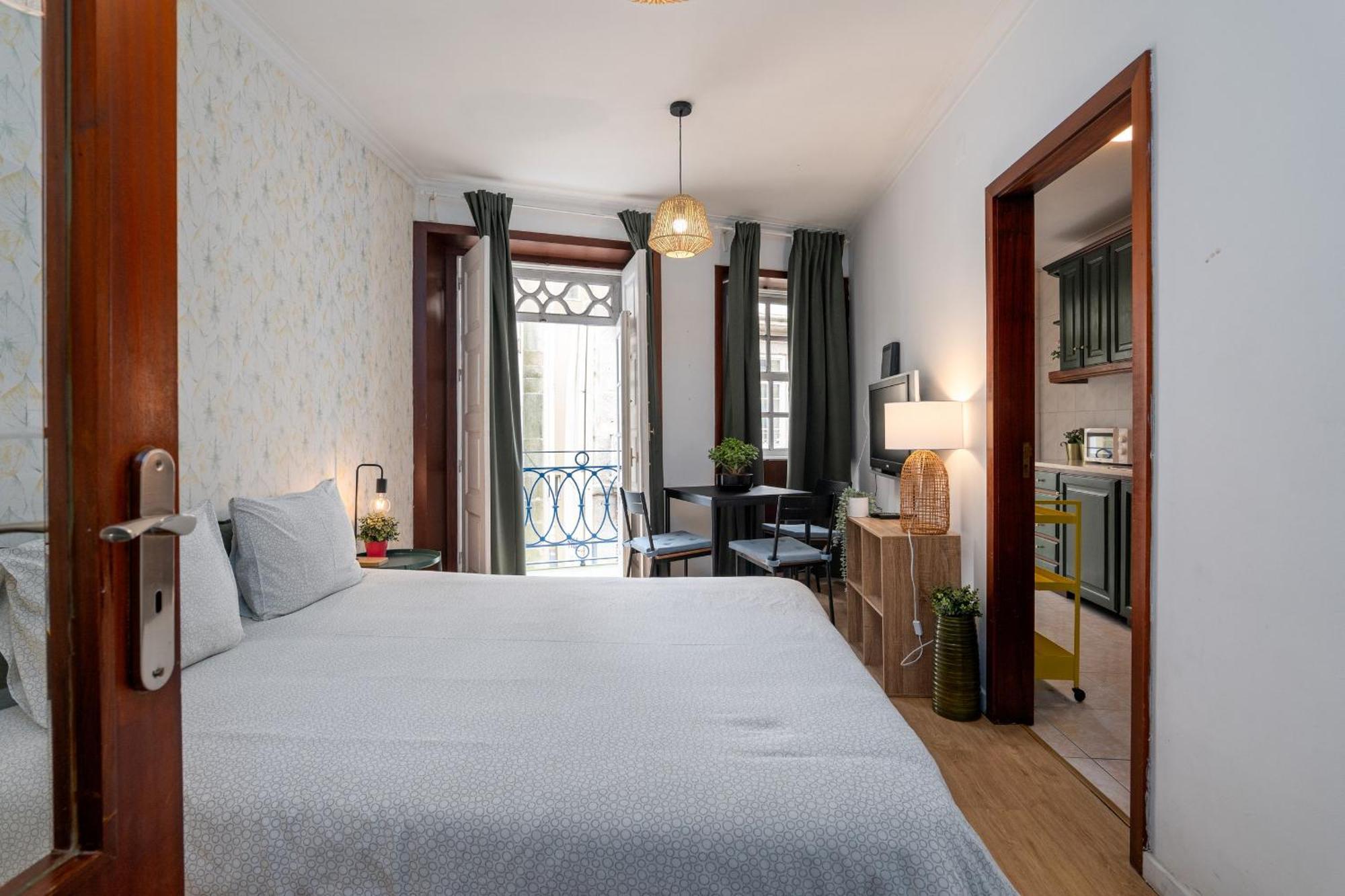 Renovated Feb25 Clerigos Cozy Balcony With Self Check In Appartement Porto Buitenkant foto