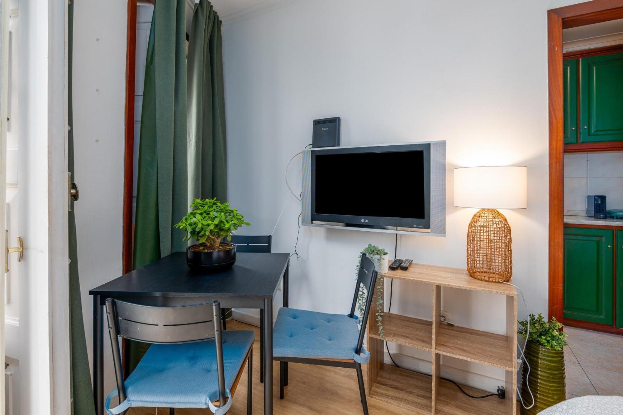 Renovated Feb25 Clerigos Cozy Balcony With Self Check In Appartement Porto Buitenkant foto