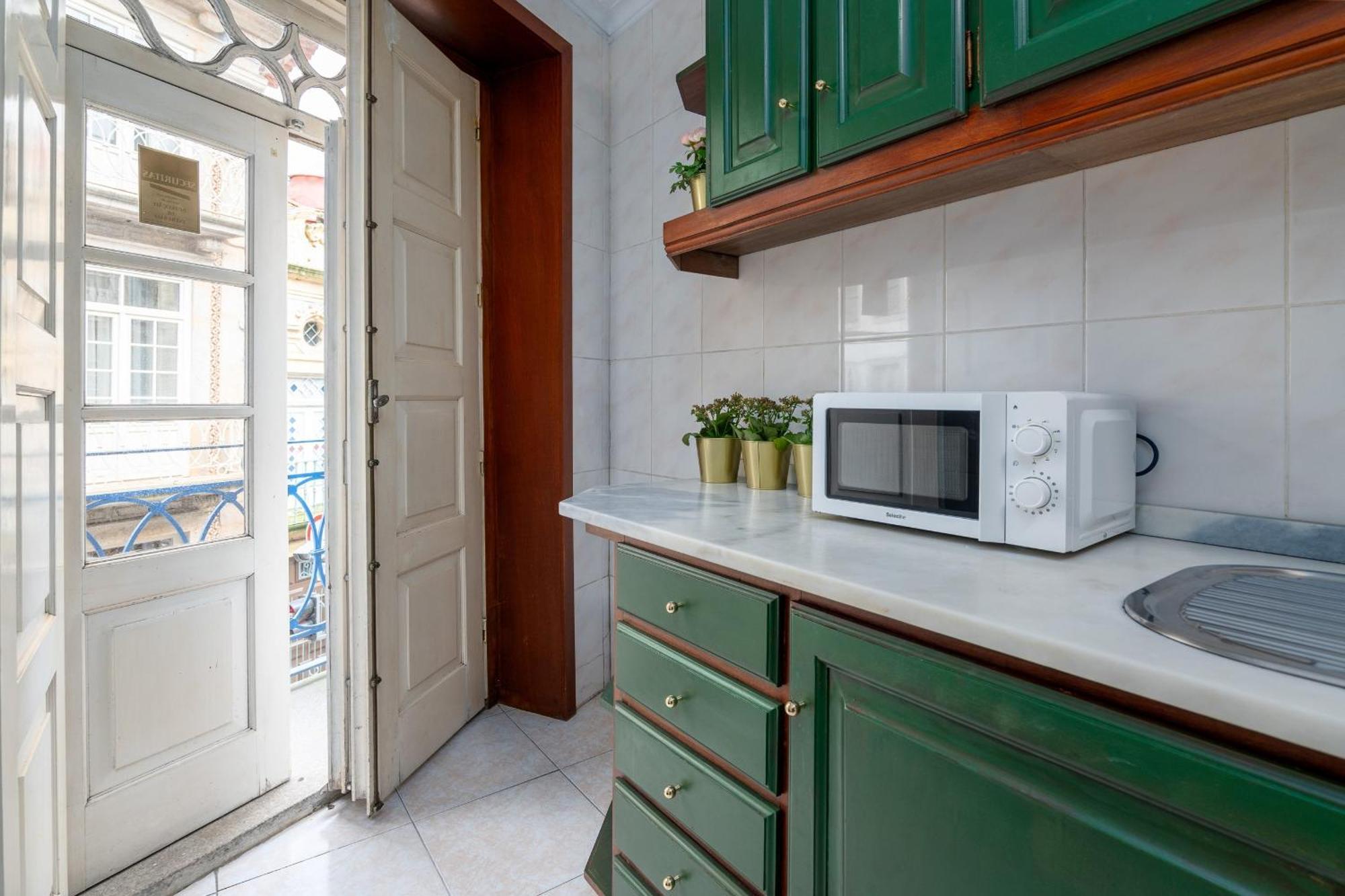 Renovated Feb25 Clerigos Cozy Balcony With Self Check In Appartement Porto Buitenkant foto
